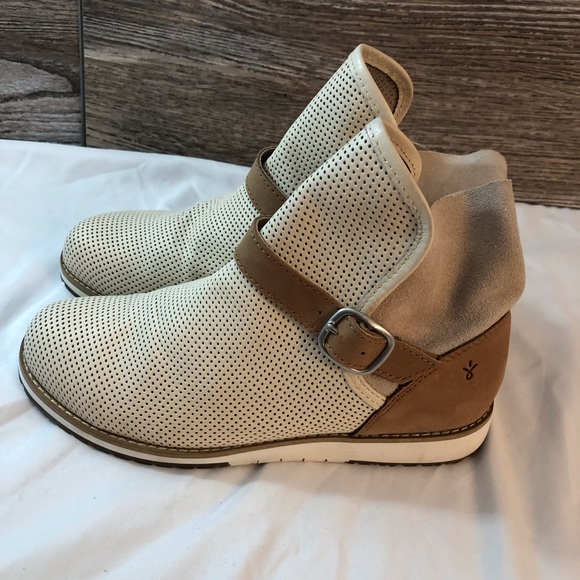 EMU Australia Women’s Suede Fabric Perforated Lightweight Booties SZ 8/8.5 Ankle - Picture 2 of 16